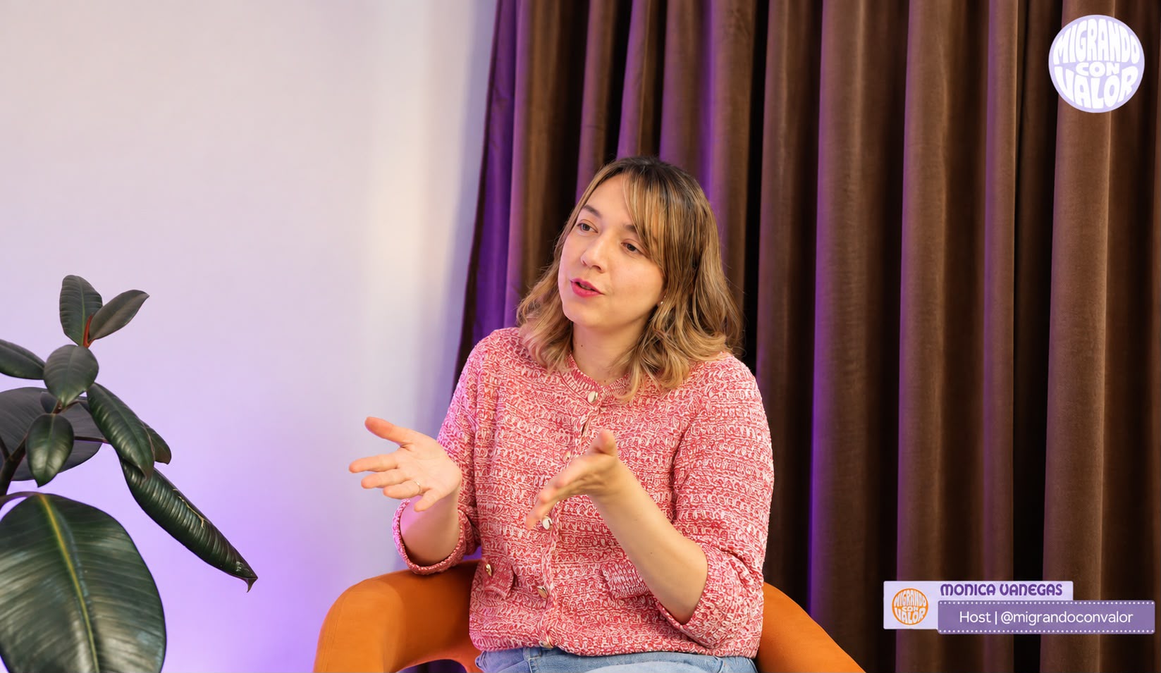 Mónica Vanegas conversando en el set de Migrando con Valor